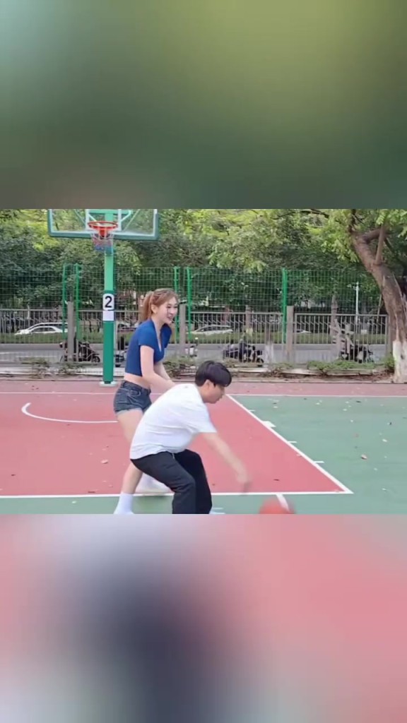 集梦会长背打一米8的女生，这是真打球啊！