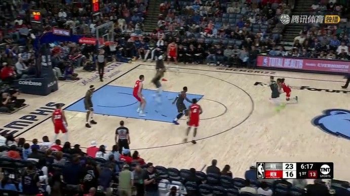 再现争议庆祝动作！莫兰特飚进三分后，朝观众“扔手雷”庆祝