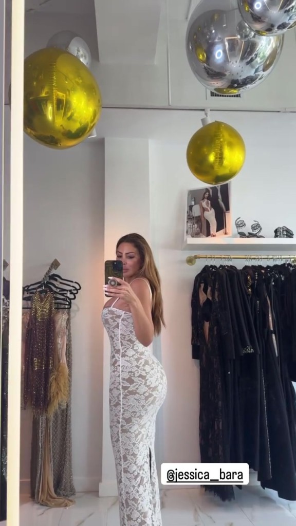 徐娘半老！皮蓬前妻穿吊带裙自拍，这身材也太炸裂了！