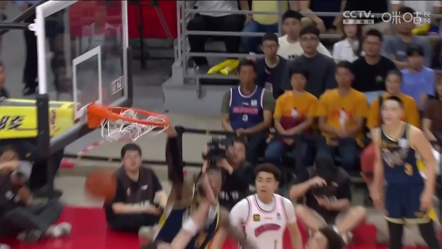 太横了徐杰灵光一闪击地妙传 莫兰德单臂炸裂隔扣王哲林！！