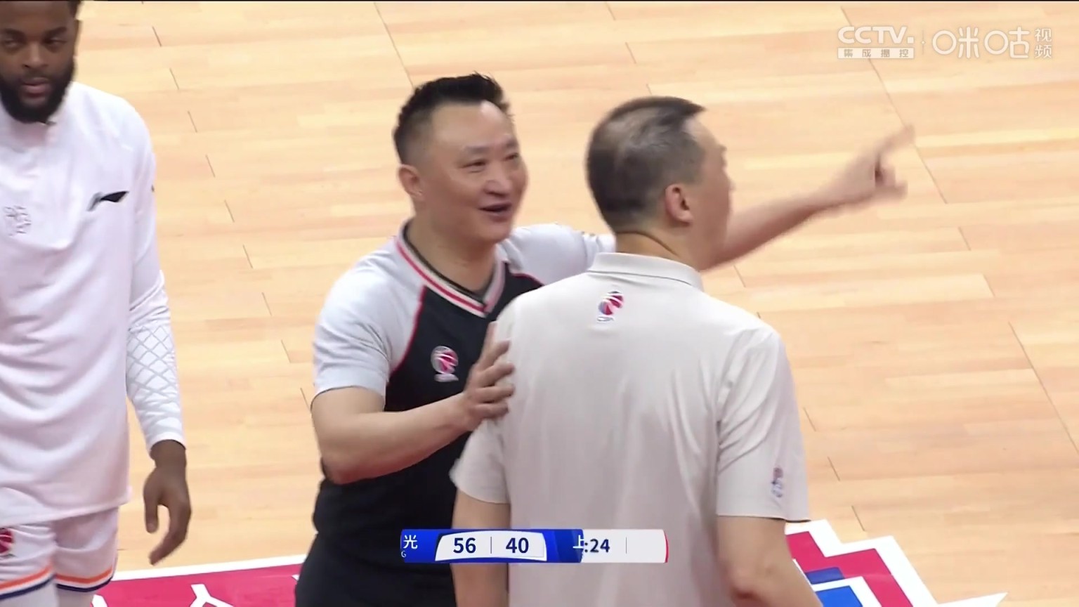 致敬NBA？王哲林快攻打进 但裁判表示上海已叫暂停进球无效