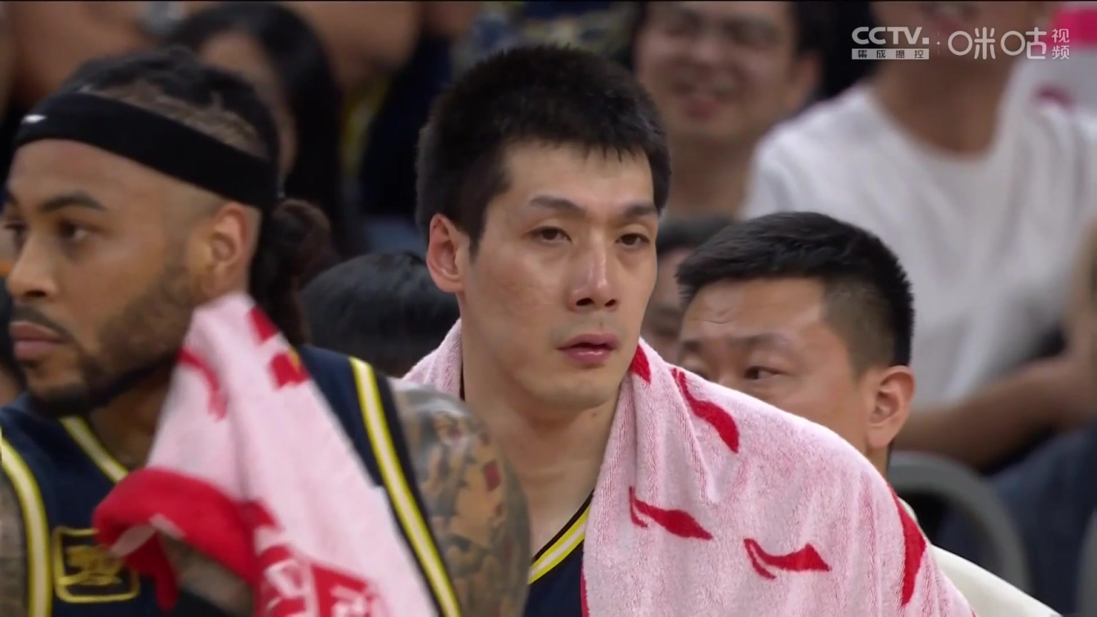 动作大！任骏飞犯规后扇到王哲林后脑勺 被吹夺权直接离场！！