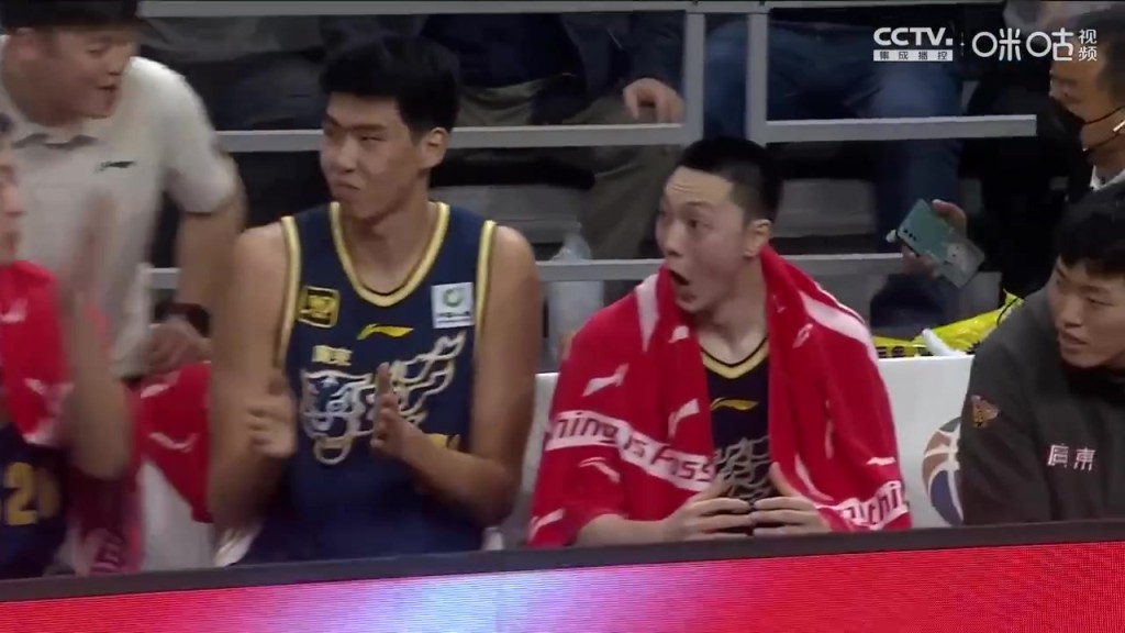 这也太帅了徐杰酷炫拉杆上篮技惊四座 令场下胡明轩惊呼模仿