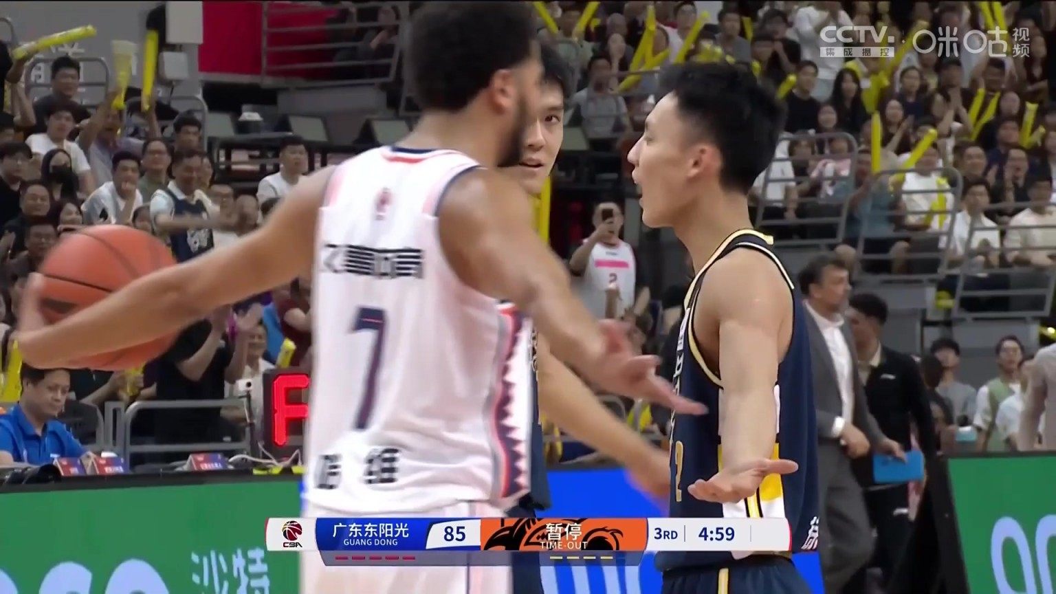 火药味十足！徐杰借掩护闪电加速直杀篮下上进 与哈维激情对喷！