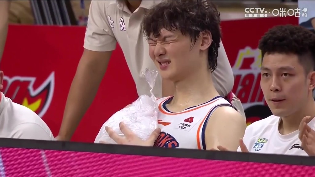 望无大碍！王哲林赛中胸口受伤冰敷 疼痛难忍离场接受治疗
